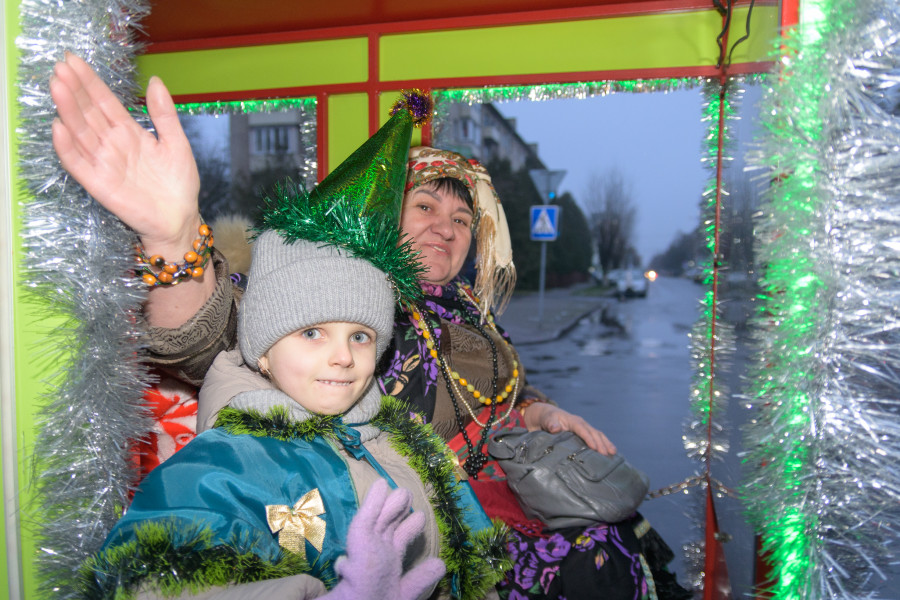 15.12.2025. Социалистическая улица – площадь имени В.И.Ленина. Театрализованное шествие Дедов Морозов и Снегурочек «И весело, и дружно встречаем Новый 2026 год!»