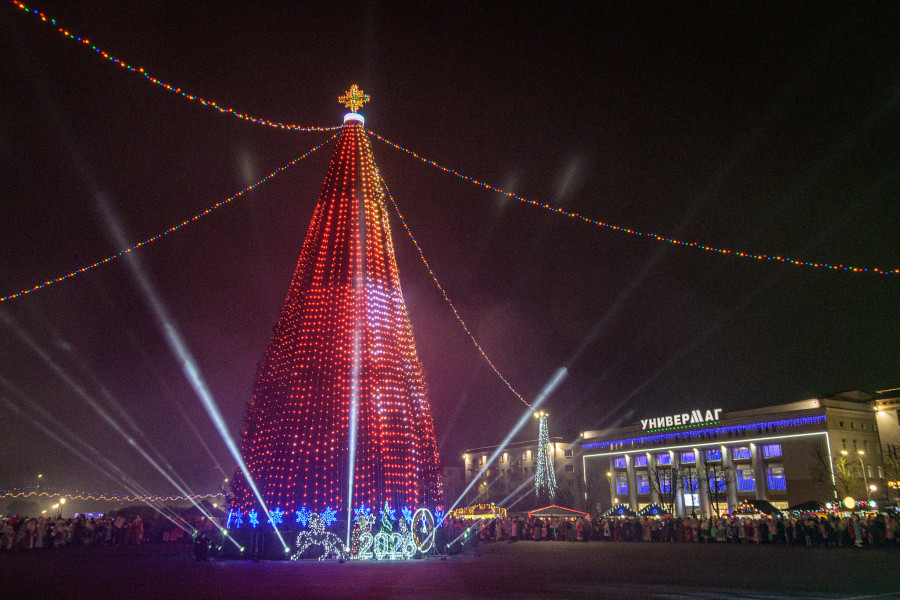 15.12.2025. Социалистическая улица – площадь имени В.И.Ленина. Театрализованное шествие Дедов Морозов и Снегурочек «И весело, и дружно встречаем Новый 2026 год!»