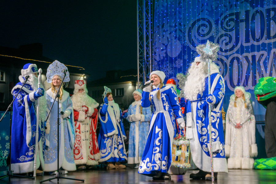 15.12.2025. Социалистическая улица – площадь имени В.И.Ленина. Театрализованное шествие Дедов Морозов и Снегурочек «И весело, и дружно встречаем Новый 2026 год!»