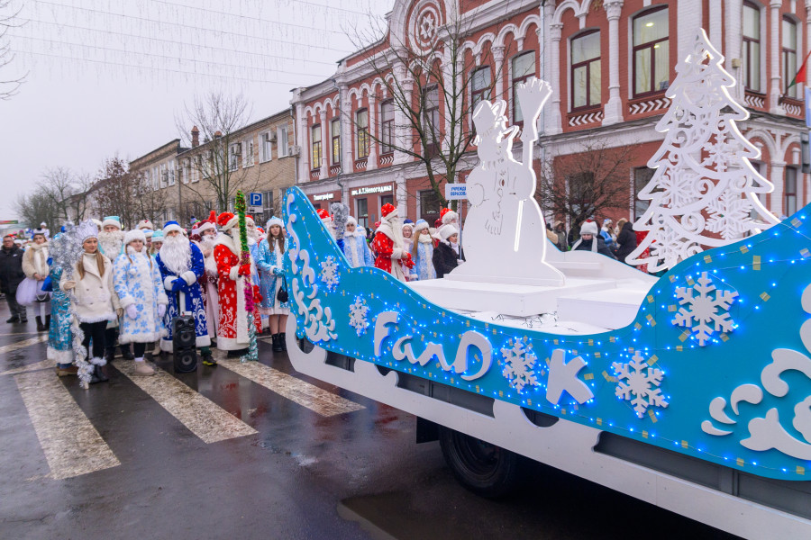 15.12.2025. Социалистическая улица – площадь имени В.И.Ленина. Театрализованное шествие Дедов Морозов и Снегурочек «И весело, и дружно встречаем Новый 2026 год!»