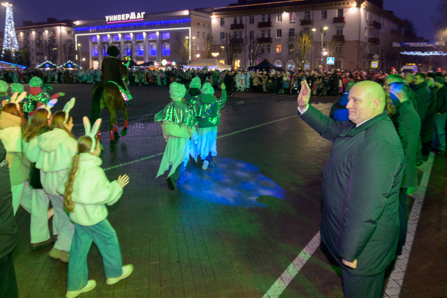 15.12.2025. Социалистическая улица – площадь имени В.И.Ленина. Театрализованное шествие Дедов Морозов и Снегурочек «И весело, и дружно встречаем Новый 2026 год!»