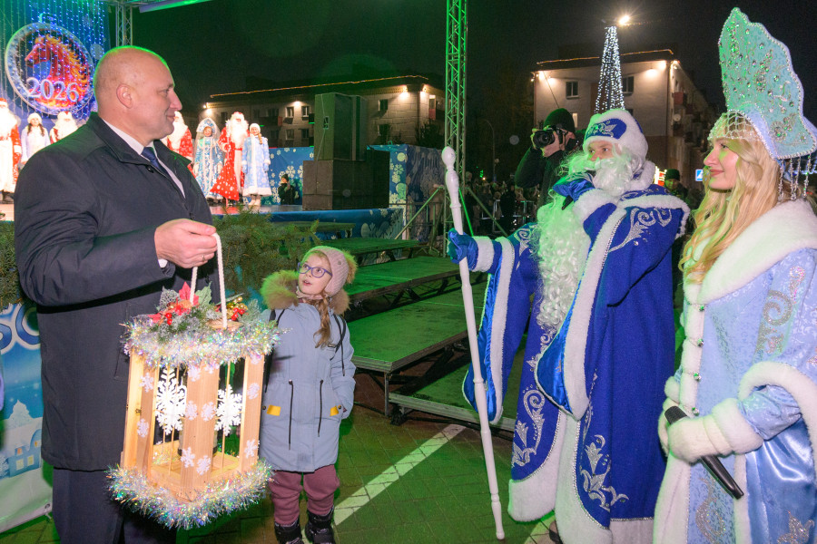 15.12.2025. Социалистическая улица – площадь имени В.И.Ленина. Театрализованное шествие Дедов Морозов и Снегурочек «И весело, и дружно встречаем Новый 2026 год!»