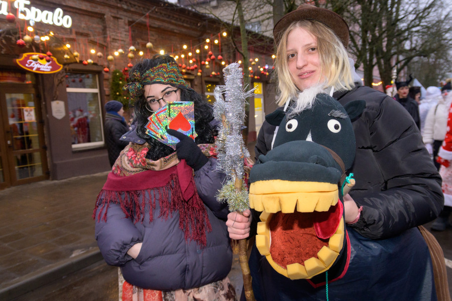 15.12.2025. Социалистическая улица – площадь имени В.И.Ленина. Театрализованное шествие Дедов Морозов и Снегурочек «И весело, и дружно встречаем Новый 2026 год!»