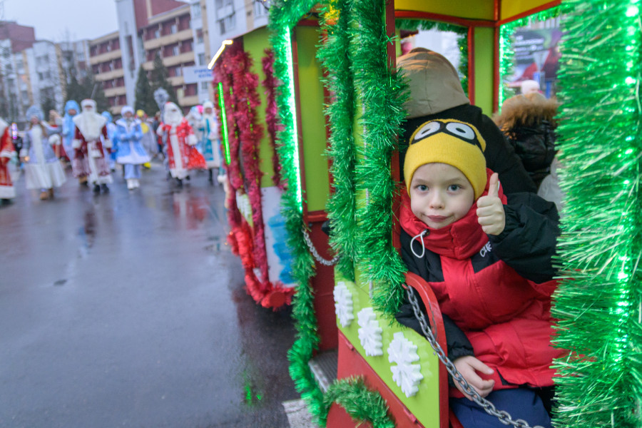 15.12.2025. Социалистическая улица – площадь имени В.И.Ленина. Театрализованное шествие Дедов Морозов и Снегурочек «И весело, и дружно встречаем Новый 2026 год!»