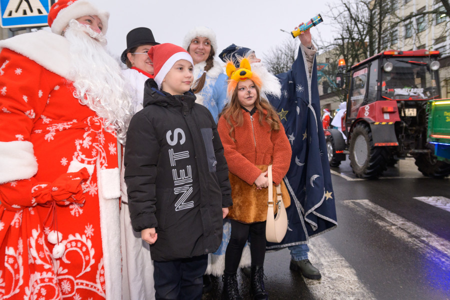 15.12.2025. Социалистическая улица – площадь имени В.И.Ленина. Театрализованное шествие Дедов Морозов и Снегурочек «И весело, и дружно встречаем Новый 2026 год!»