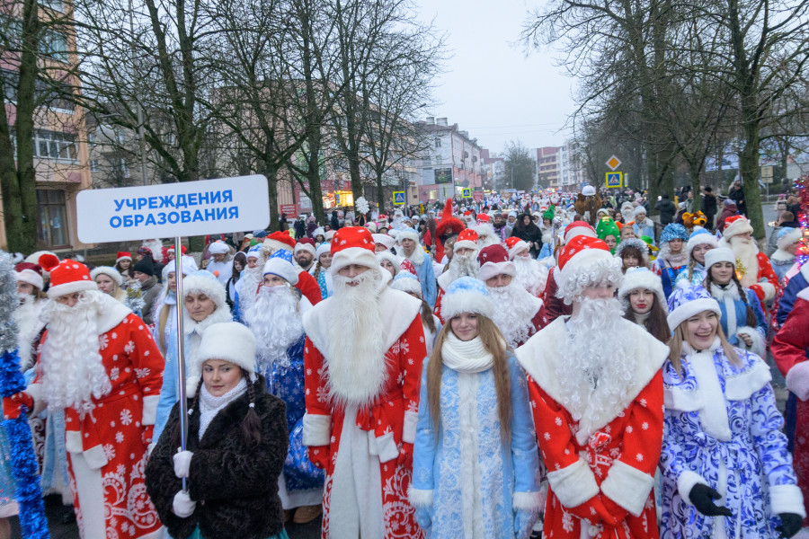 15.12.2025. Социалистическая улица – площадь имени В.И.Ленина. Театрализованное шествие Дедов Морозов и Снегурочек «И весело, и дружно встречаем Новый 2026 год!»
