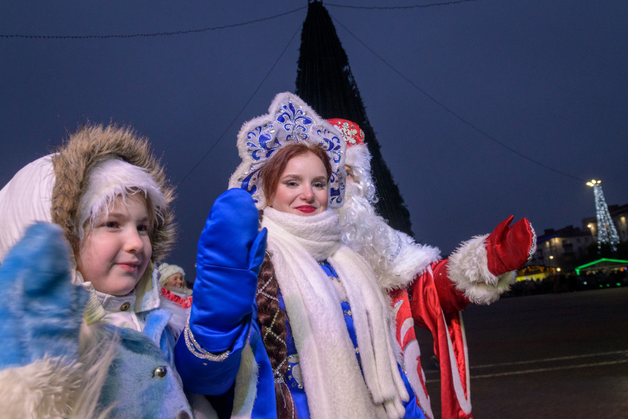 15.12.2025. Социалистическая улица – площадь имени В.И.Ленина. Театрализованное шествие Дедов Морозов и Снегурочек «И весело, и дружно встречаем Новый 2026 год!»