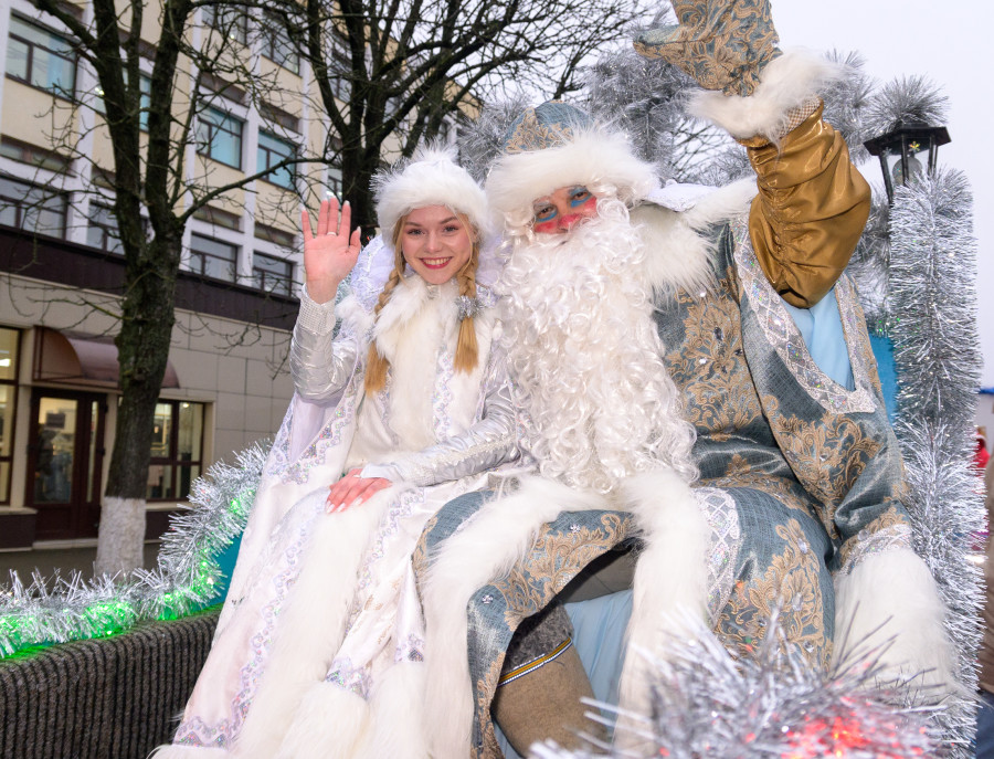 15.12.2025. Социалистическая улица – площадь имени В.И.Ленина. Театрализованное шествие Дедов Морозов и Снегурочек «И весело, и дружно встречаем Новый 2026 год!»