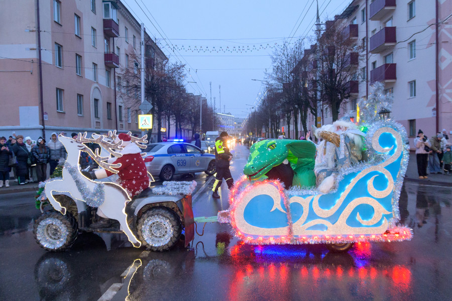 15.12.2025. Социалистическая улица – площадь имени В.И.Ленина. Театрализованное шествие Дедов Морозов и Снегурочек «И весело, и дружно встречаем Новый 2026 год!»