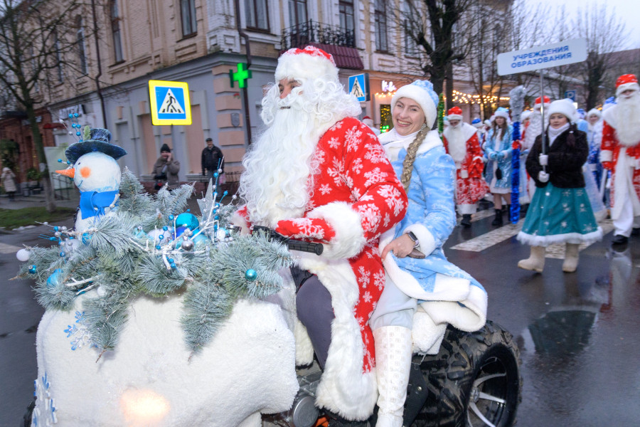 На радость детворе и взрослым: новогоднее шествие Дедов Морозов и сказочных персонажей по улицам Бобруйска
