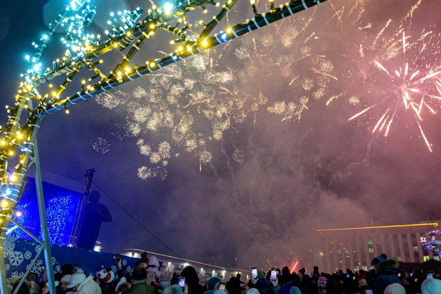 15.12.2025. Социалистическая улица – площадь имени В.И.Ленина. Театрализованное шествие Дедов Морозов и Снегурочек «И весело, и дружно встречаем Новый 2026 год!»