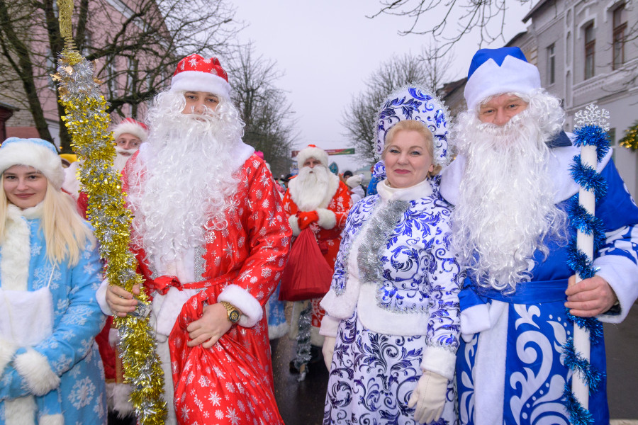 15.12.2025. Социалистическая улица – площадь имени В.И.Ленина. Театрализованное шествие Дедов Морозов и Снегурочек «И весело, и дружно встречаем Новый 2026 год!»