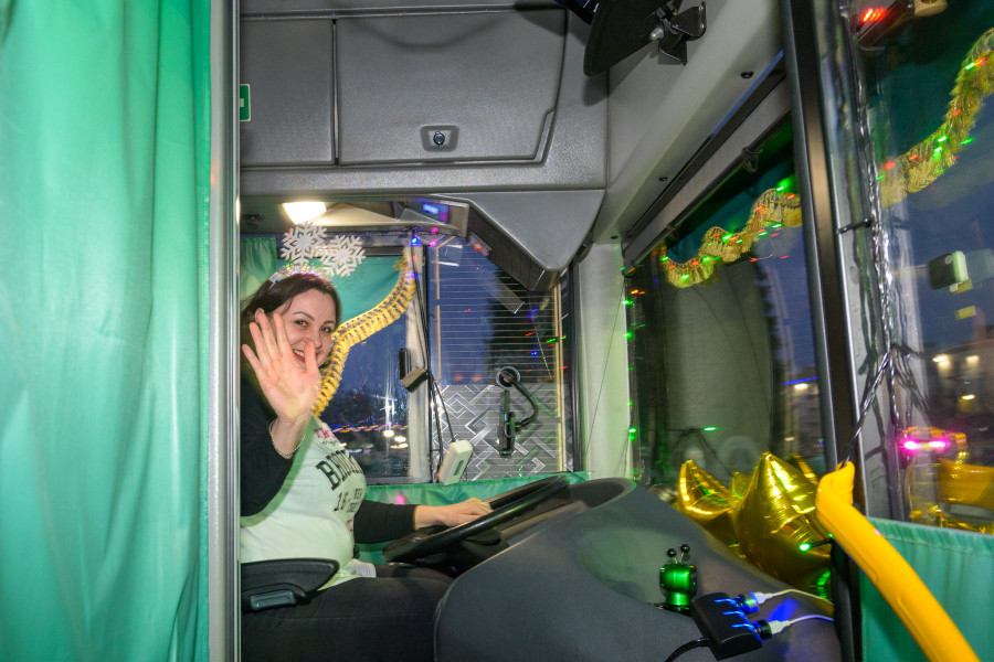 15.12.2025. Социалистическая улица – площадь имени В.И.Ленина. Театрализованное шествие Дедов Морозов и Снегурочек «И весело, и дружно встречаем Новый 2026 год!»