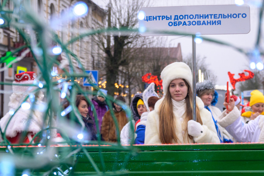 15.12.2025. Социалистическая улица – площадь имени В.И.Ленина. Театрализованное шествие Дедов Морозов и Снегурочек «И весело, и дружно встречаем Новый 2026 год!»