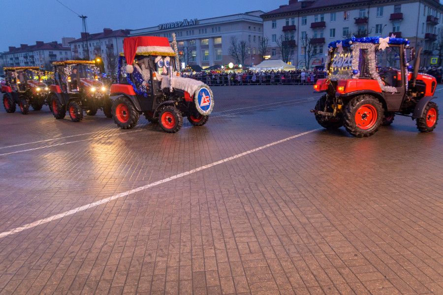 15.12.2025. Социалистическая улица – площадь имени В.И.Ленина. Театрализованное шествие Дедов Морозов и Снегурочек «И весело, и дружно встречаем Новый 2026 год!»