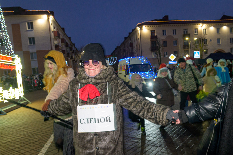15.12.2025. Социалистическая улица – площадь имени В.И.Ленина. Театрализованное шествие Дедов Морозов и Снегурочек «И весело, и дружно встречаем Новый 2026 год!»