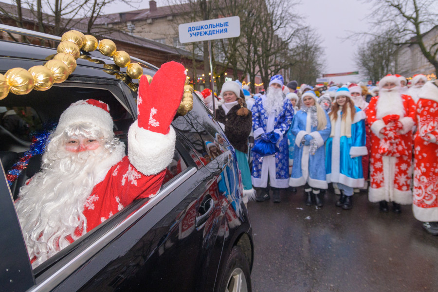 15.12.2025. Социалистическая улица – площадь имени В.И.Ленина. Театрализованное шествие Дедов Морозов и Снегурочек «И весело, и дружно встречаем Новый 2026 год!»