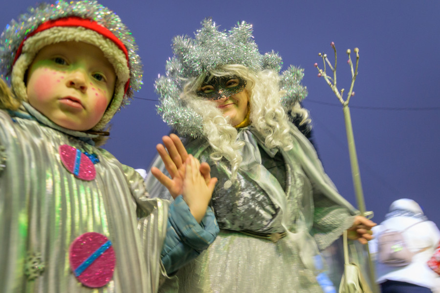 15.12.2025. Социалистическая улица – площадь имени В.И.Ленина. Театрализованное шествие Дедов Морозов и Снегурочек «И весело, и дружно встречаем Новый 2026 год!»