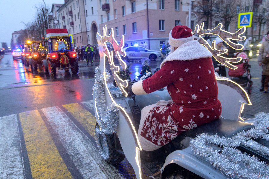 15.12.2025. Социалистическая улица – площадь имени В.И.Ленина. Театрализованное шествие Дедов Морозов и Снегурочек «И весело, и дружно встречаем Новый 2026 год!»