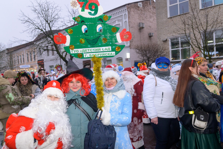 15.12.2025. Социалистическая улица – площадь имени В.И.Ленина. Театрализованное шествие Дедов Морозов и Снегурочек «И весело, и дружно встречаем Новый 2026 год!»