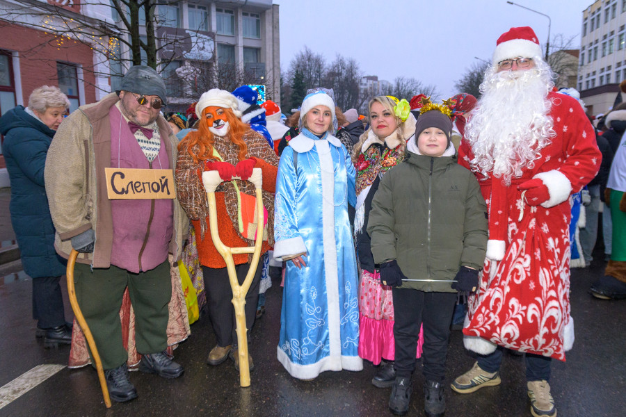 15.12.2025. Социалистическая улица – площадь имени В.И.Ленина. Театрализованное шествие Дедов Морозов и Снегурочек «И весело, и дружно встречаем Новый 2026 год!»