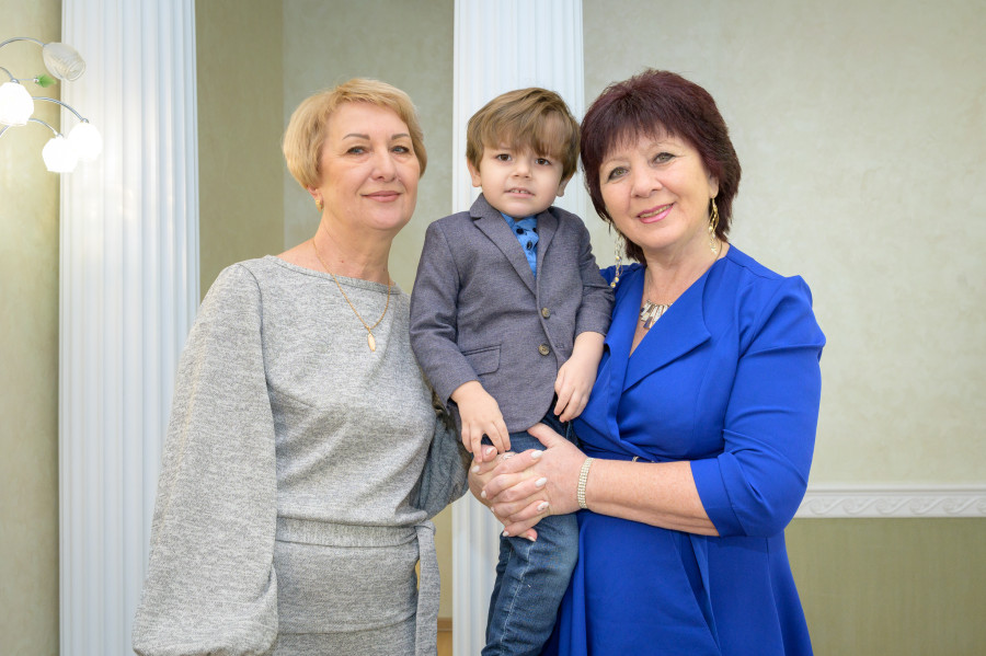 31.12.2025. Отдел ЗАГС Бобруйского горисполкома. Бракосочестание Марины и Александра. Бабушки Алла и Лидия с внуком Сашей.