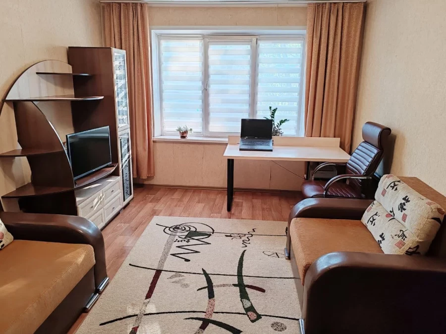 Фото из объвлений о продаже квартир.