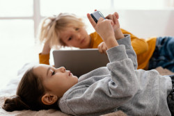 «Сын постоянно сидит в телефоне. Пыталась запрещать, начинаем ругаться». Ситуацию комментирует психолог 