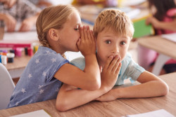 «Дочка делится в детском саду тем, что происходит дома. Как объяснить ей, что так делать не надо?» Комментирует психолог