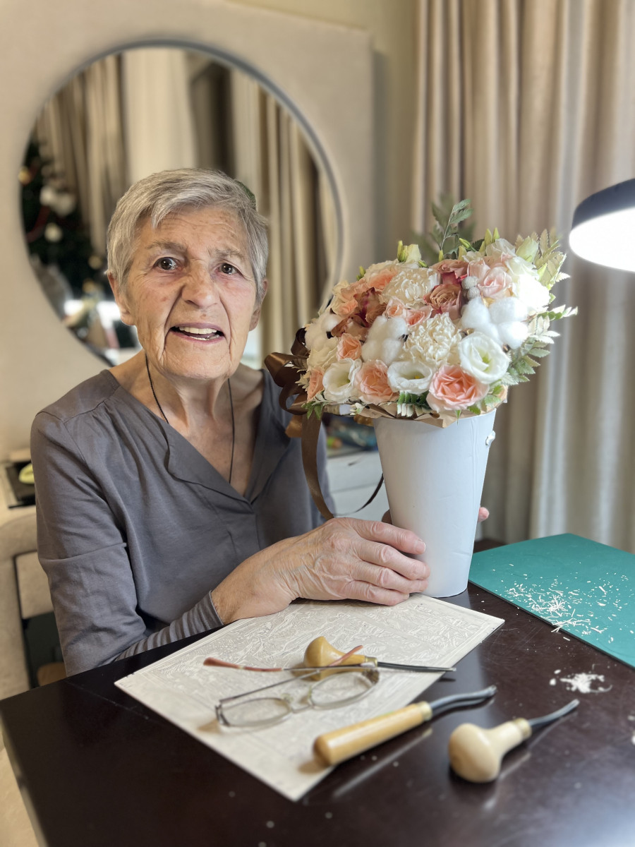 Зинаида Ловицкая с цветами и инструментом.