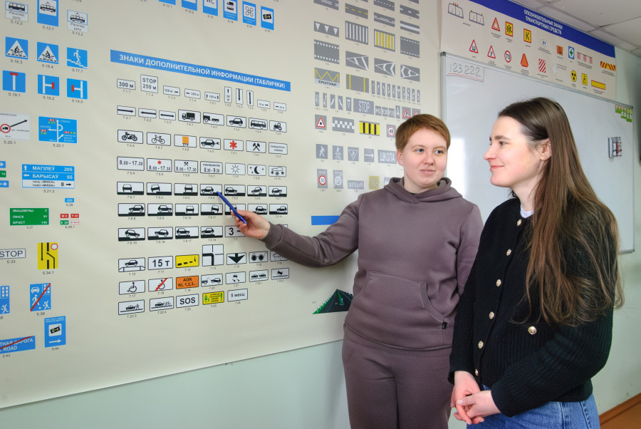 Автошкола «Форсаж» Мастер производственного обучения управлению транспортным средством Карина Асташонок.