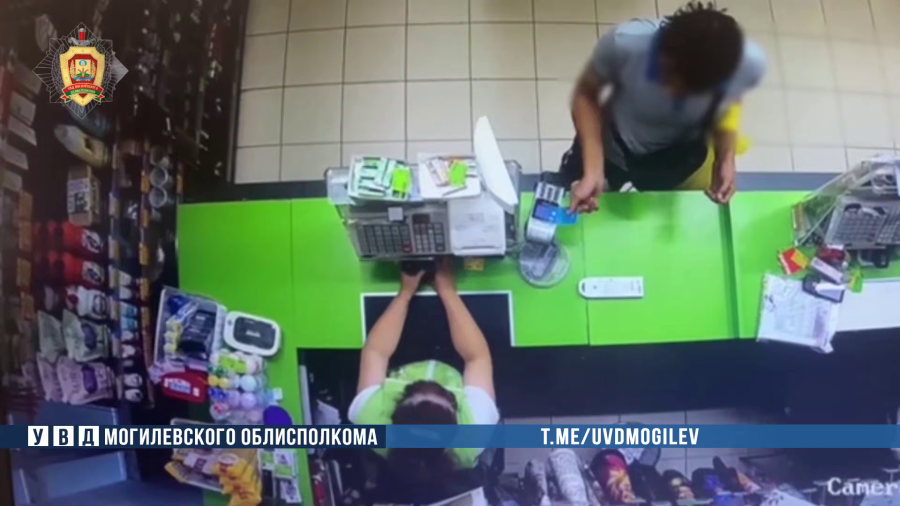 Доверие не оправдал: бобруйчанка осталась без денег, когда отправила собутыльника за добавкой