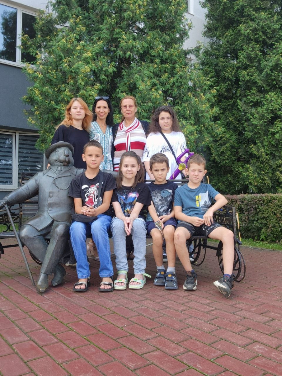 Нина Кирова со средней дочерью Инной и внуками.