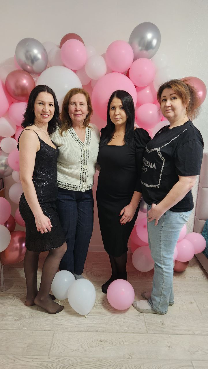 Нина Кирова с дочерьми.