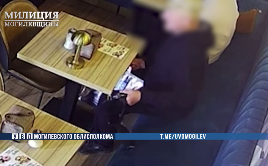 Бобруйчанин лишился более 10 000 рублей, оставив барсетку в кафе