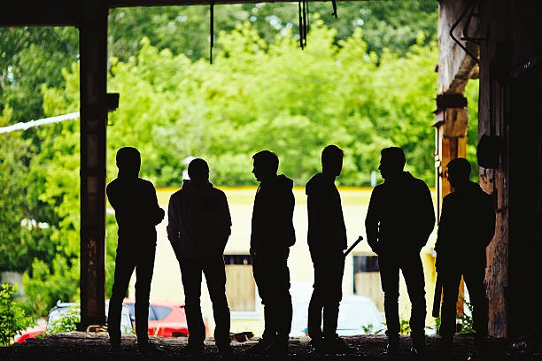 Двое бобруйских подростков разбили 11 стеклянных электроизоляторов на ж/д станции