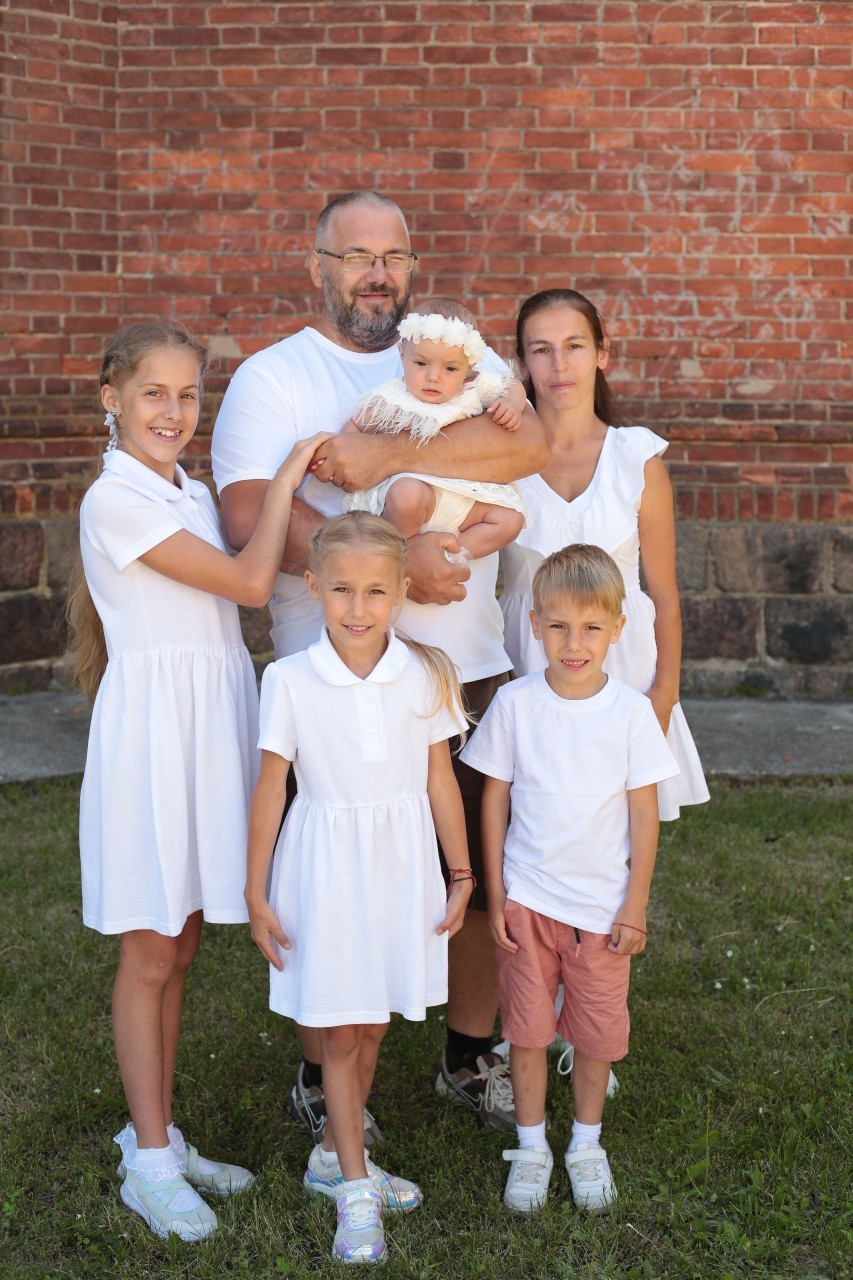 Рената Колодинская с мужем Сергеем Пантелеевым и детьми Доминикой, Даромиром, Даниэлией, Дальмирой.