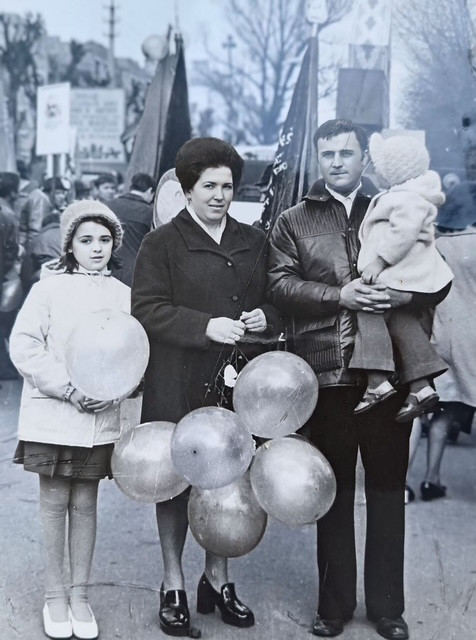 Бобруйск, 1974 г. Демонстрация в честь Дня Октябрьской революции. Супруги Булай с дочерьми Леной и Олей.