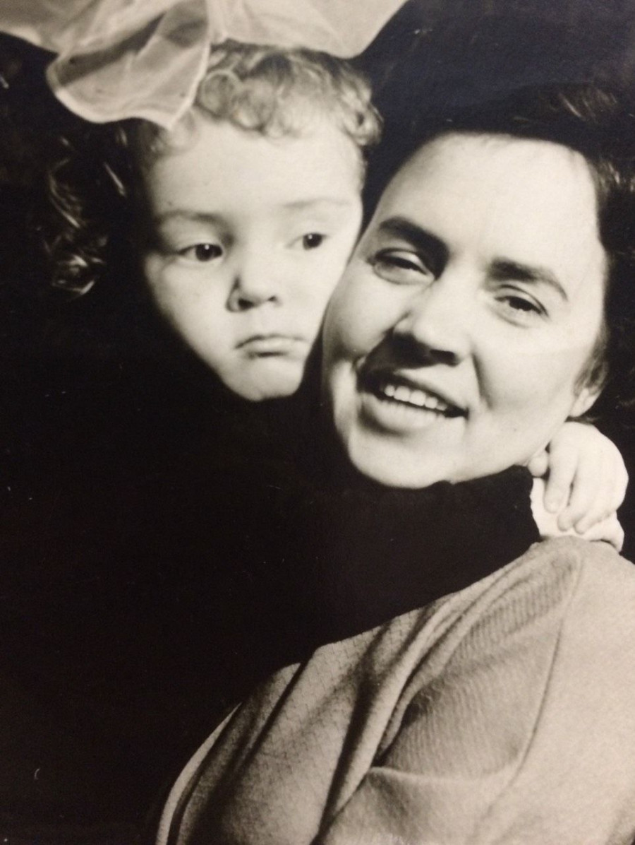 Маленькая Алла с мамой Татьяной.