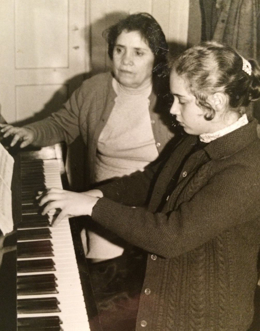 Алла с педагогом музыкальной школы Цырлиной.