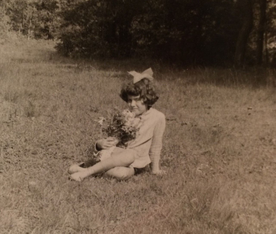 Еще совсем маленькая Алла.