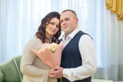 Год переписывались, а перед самой встречей от волнения тряслись руки. Молодожены недели 