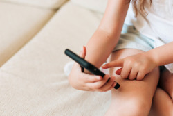 Португалия планирует ограничить соцсети для подростков до 16 лет