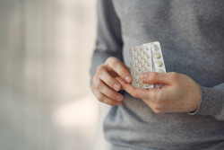 Могут ли антидепрессанты принести вред, если принимать их просто для улучшения настроения? Отвечает специалист 