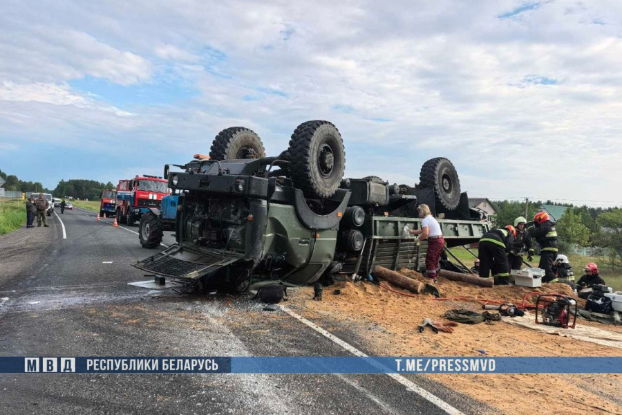 Под Осиповичами перевернулся грузовик: погибли два человека 