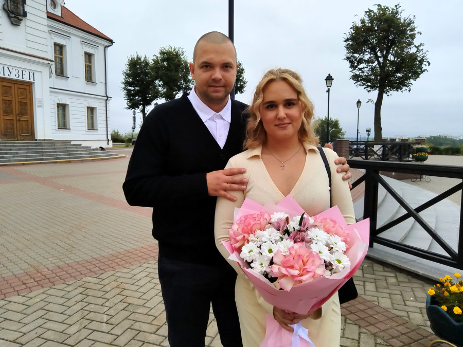 «Он меня буквально приучил к объятиям». Свадебная пара недели