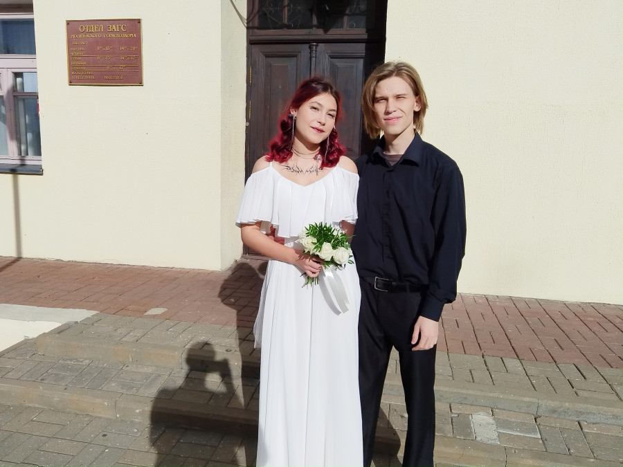 Она не любит золото и почти всегда носит черное. Но ради него впервые в жизни надела белое платье с фатой. Дмитрий и Анастасия Мироновичи поженились в Могилевском ЗАГСе 12 сентября.