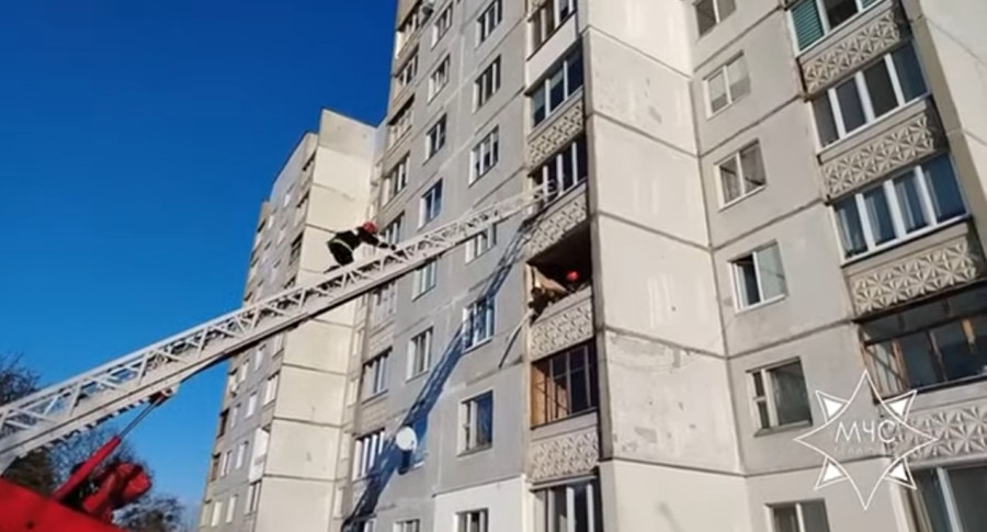 ЧП на улице Чонгарской в Бобруйске: взрыв газового баллончика уничтожил балконную раму (видео)