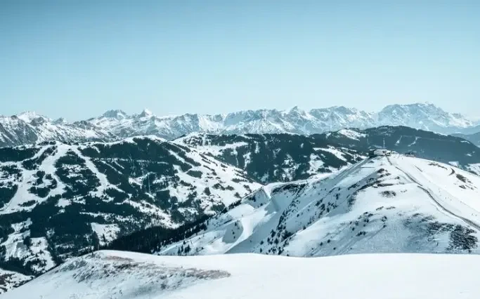 Восемь лыжников погибли за сутки в результате схода лавин в Альпах