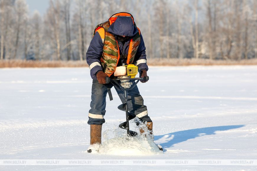 На белорусских водоемах бурят лунки. Фото: БЕЛТА.